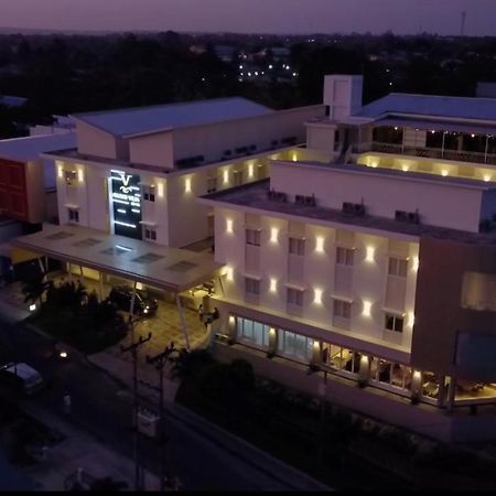 Grand Vilia Hotel Langgur Exterior photo