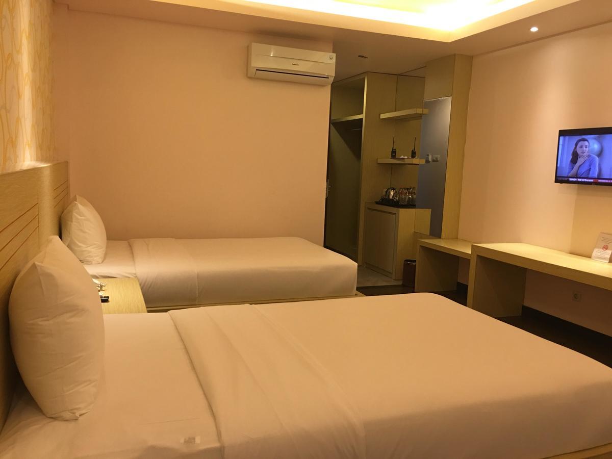 Grand Vilia Hotel Langgur Exterior photo